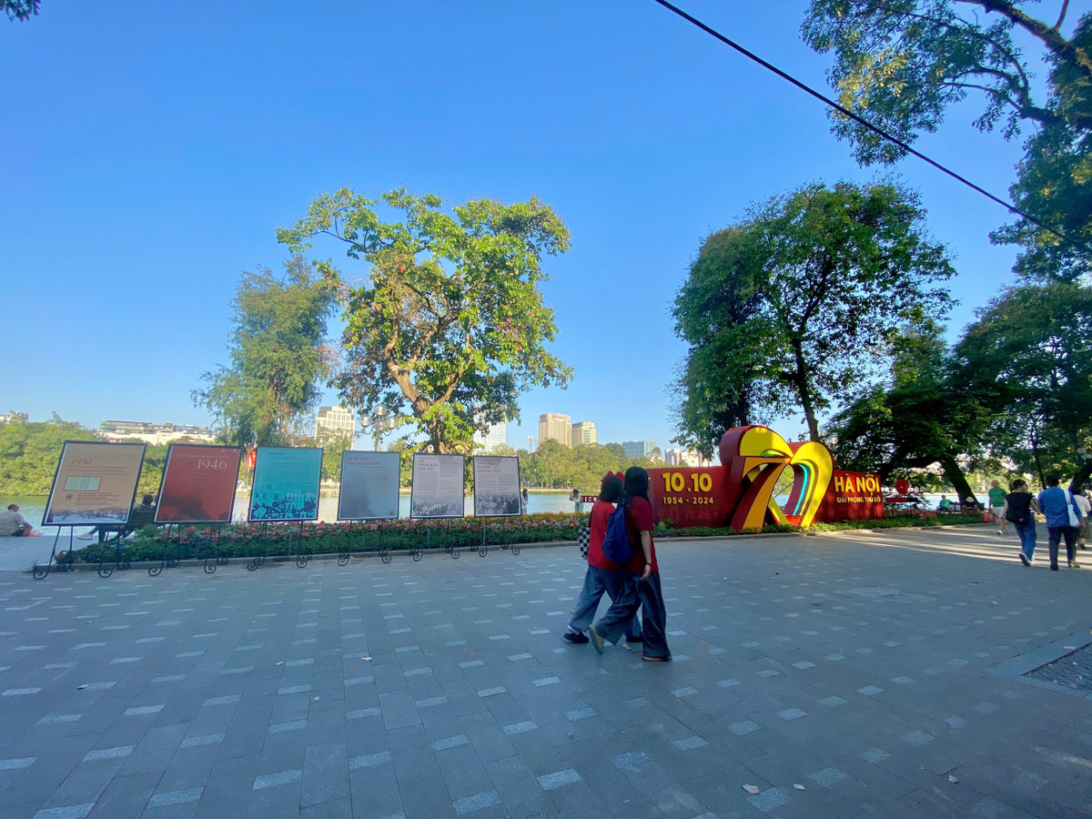 Một góc hồ Gươm khiến nhiều người đi qua không thể không ngoái nhìn.