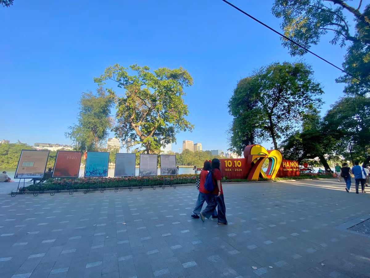 Một góc hồ Gươm khiến nhiều người đi qua không thể không ngoái nhìn.