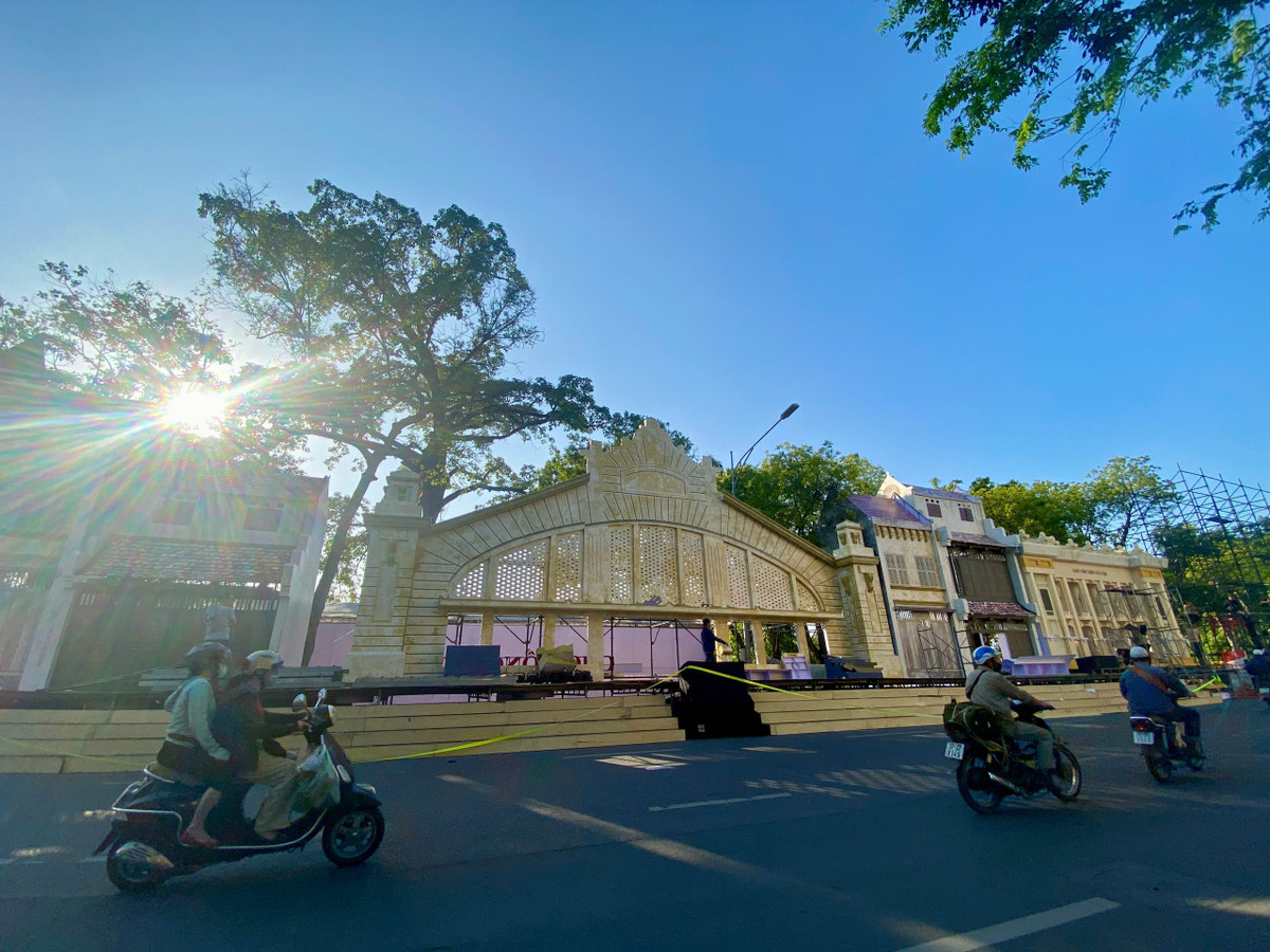 Chạy dọc các tuyến phố đi bộ như Đinh Tiên Hoàng, rất nhiều mô hình gắn với lịch sử đấu tranh giải phóng Thủ đô đang được gấp rút hoàn thiện.