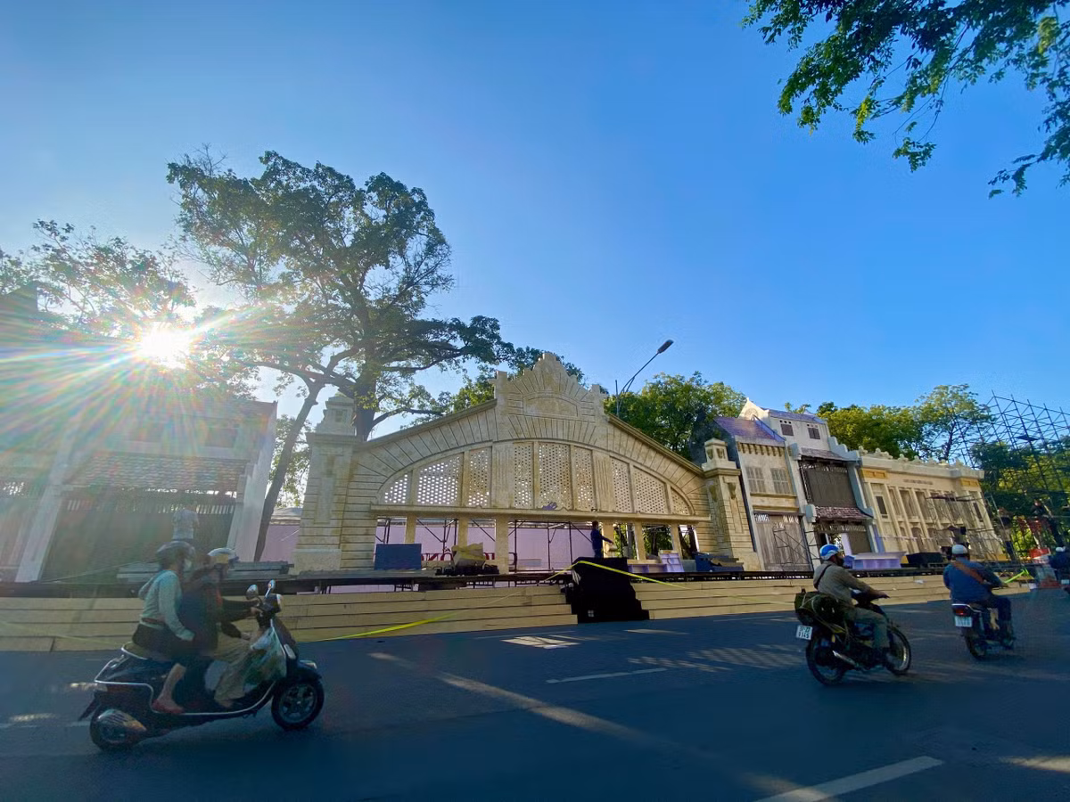 Chạy dọc các tuyến phố đi bộ như Đinh Tiên Hoàng, rất nhiều mô hình gắn với lịch sử đấu tranh giải phóng Thủ đô đang được gấp rút hoàn thiện.