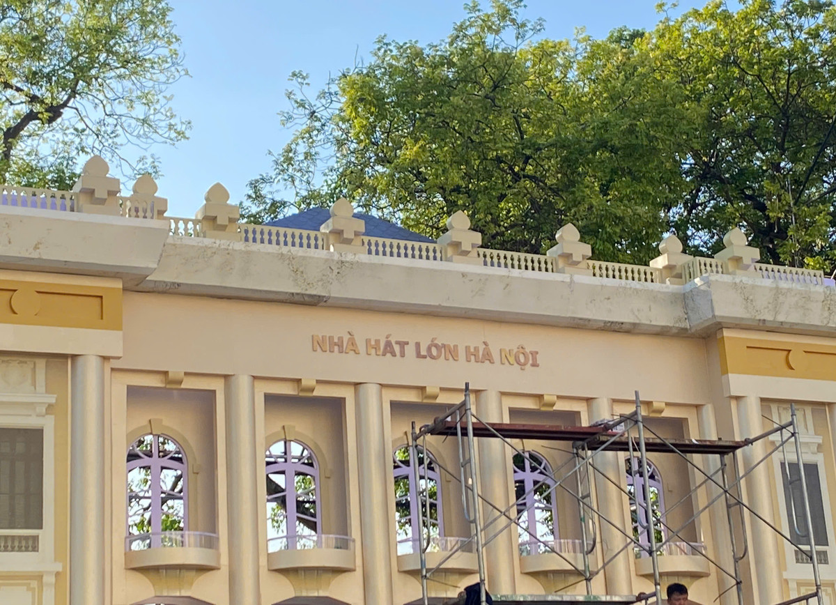 Mô hình Nhà hát Lớn - thánh đường nghệ thuật đương đại của Thủ đô Hà Nội đang được dựng trên con phố Đinh Tiên Hoàng.