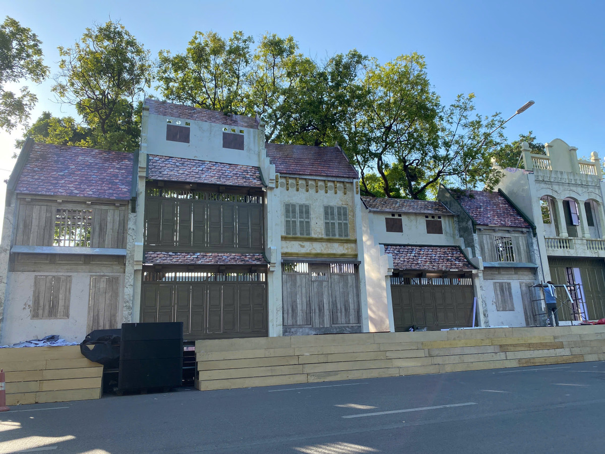 Hàng loạt tuyến đường, hàng loạt những khu di tích đang được trang hoàng lại. Đặc biệt, khu vực quanh hồ Hoàn Kiếm cũng đang "khoác lên mình tấm áo mới" đầy vui tươi, nhưng cũng đầy ắp những sự hoài niệm.