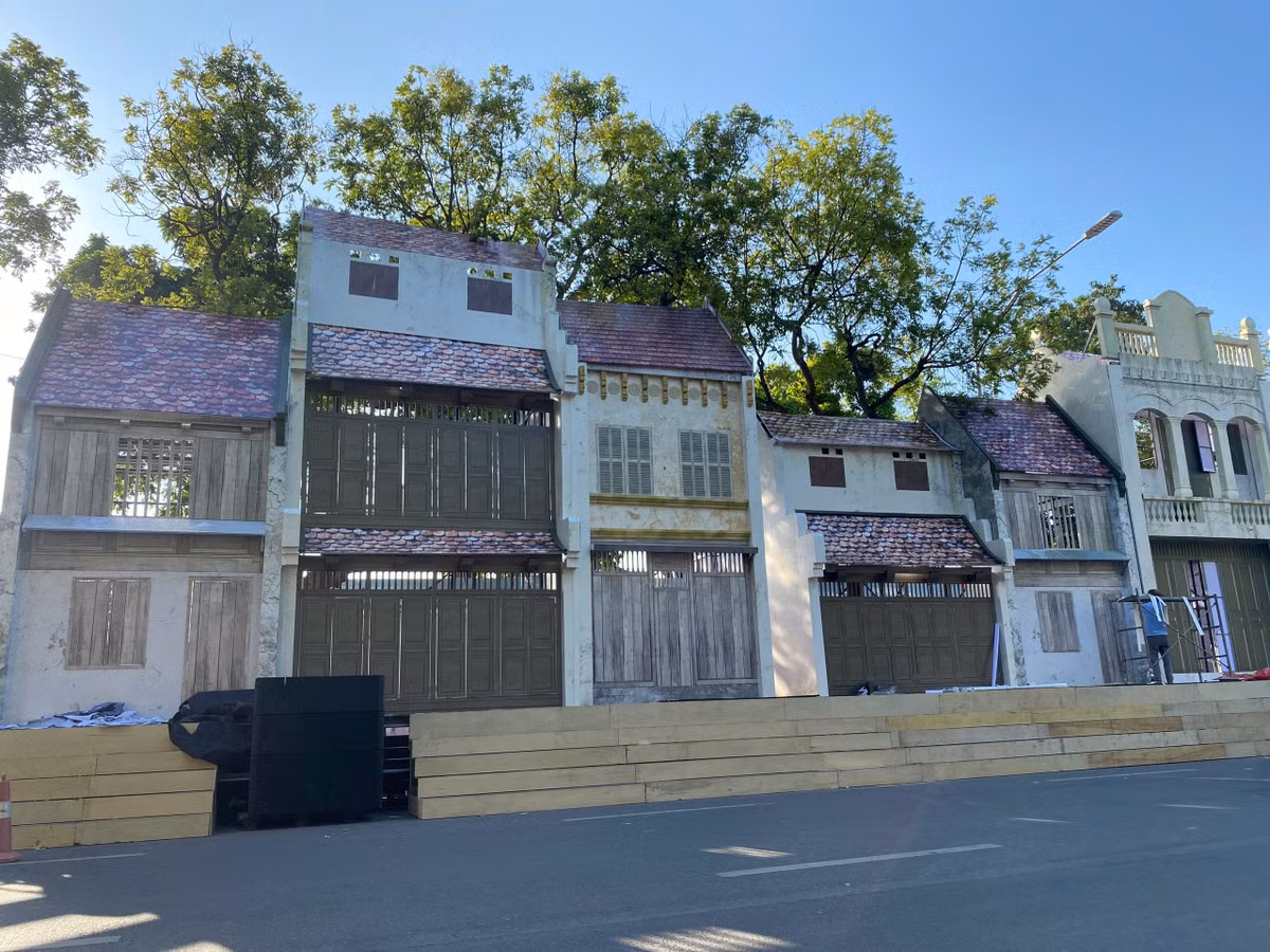 Hàng loạt tuyến đường, hàng loạt những khu di tích đang được trang hoàng lại. Đặc biệt, khu vực quanh hồ Hoàn Kiếm cũng đang "khoác lên mình tấm áo mới" đầy vui tươi, nhưng cũng đầy ắp những sự hoài niệm.