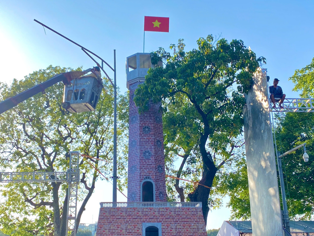 Mô hình Cột cờ Hà Nội - “Chứng nhân” lịch sử hào hùng của Thủ đô.