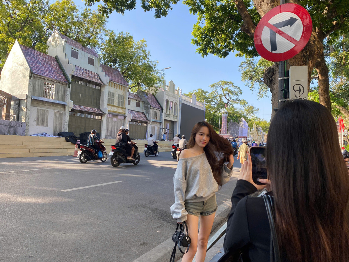 Dù nhiều hình chưa được hoàn thiện, vẫn đang trong giai đoạn thi công, tuy nhiên rất nhiều bạn trẻ đã đến để check-in, chụp ảnh.