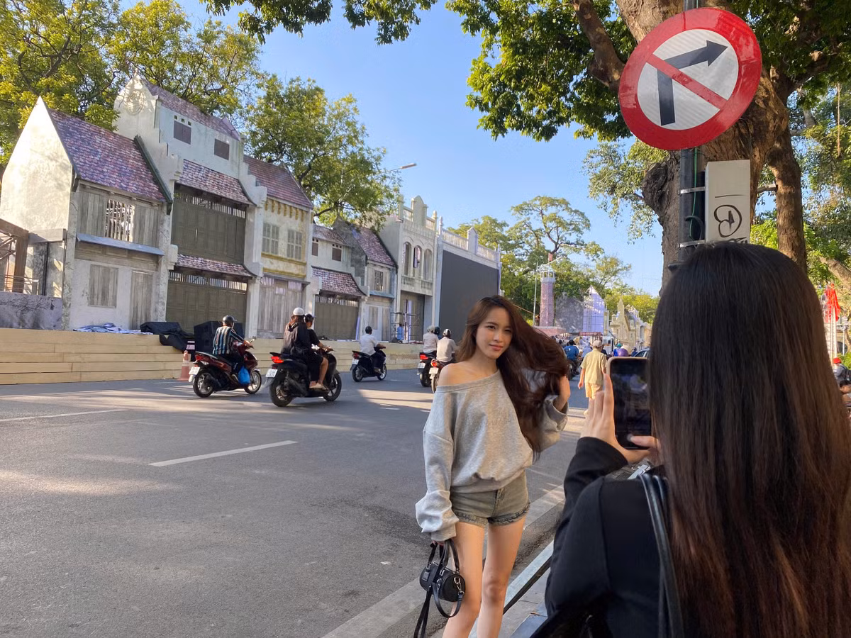 Dù nhiều hình chưa được hoàn thiện, vẫn đang trong giai đoạn thi công, tuy nhiên rất nhiều bạn trẻ đã đến để check-in, chụp ảnh.