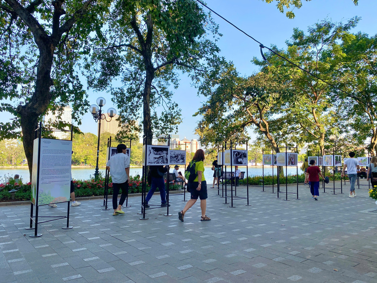 Triển lãm ảnh “Hà Nội trong tôi” diễn ra từ ngày 28/9 đến 29/10 tại không gian đi bộ khu vực hồ Hoàn Kiếm.