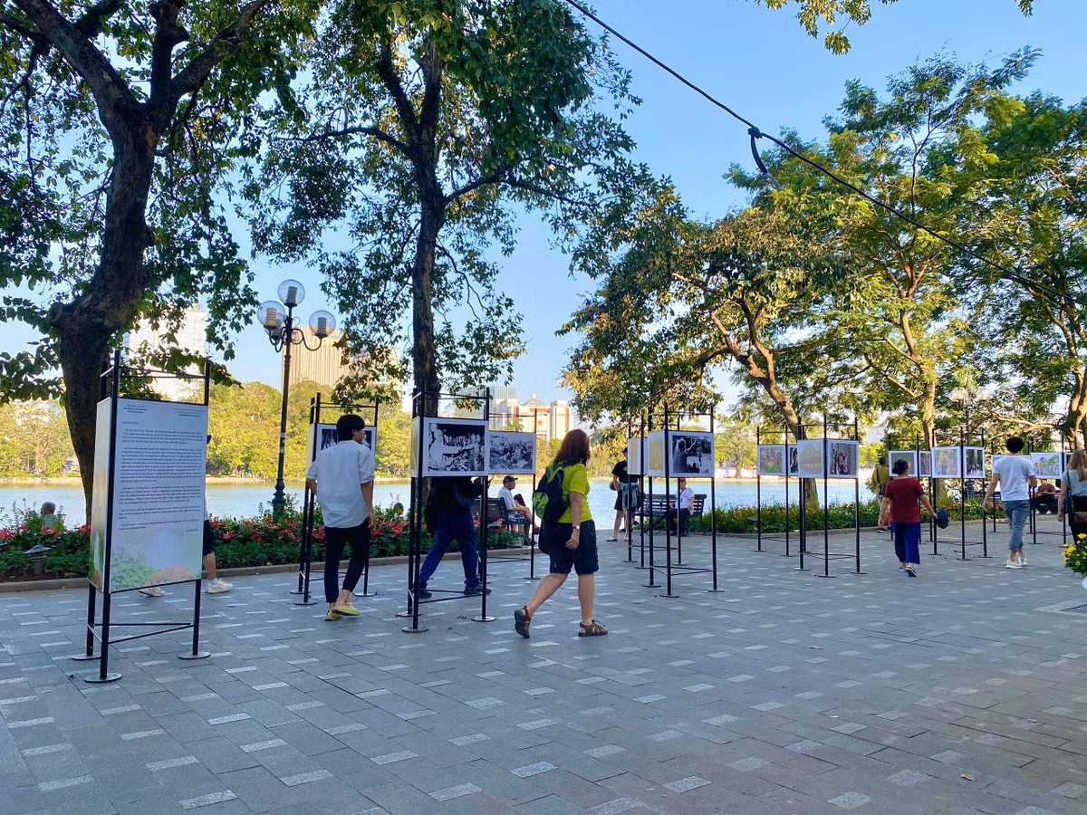 Triển lãm ảnh “Hà Nội trong tôi” diễn ra từ ngày 28/9 đến 29/10 tại không gian đi bộ khu vực hồ Hoàn Kiếm.