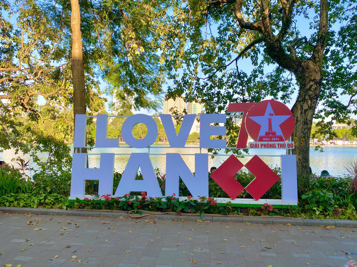 Mô hình chữ check-in với nội dung "I love Hanoi".