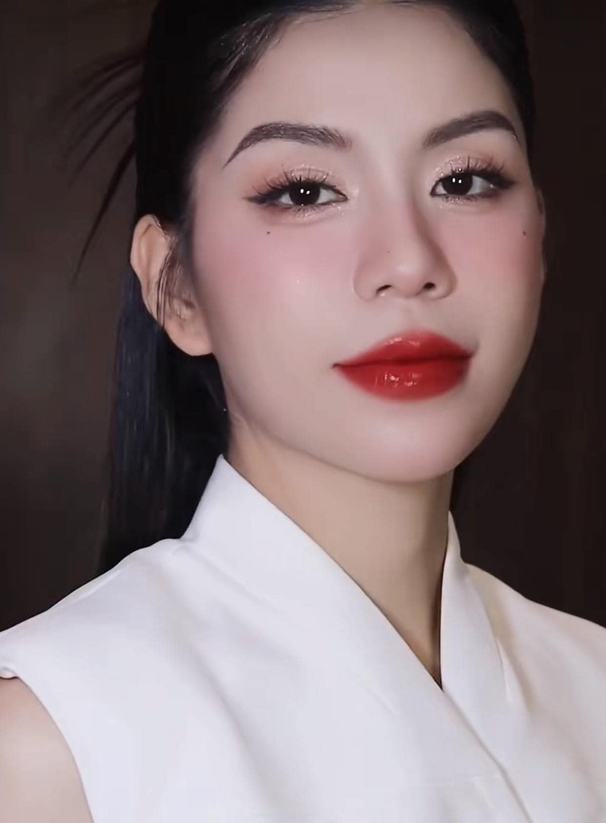 Thời gian gần đây, Hằng Du Mục đầu tư vào phiên livestream của mình khi không tiếc thuê thợ makeup để có thể xuất hiện rạng rỡ nhất trước khách hàng của mình.