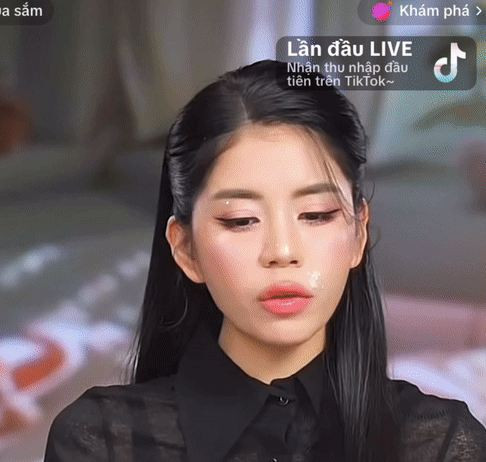 Trong phiên live cách đây ít hôm, Hằng Du Mục xuất hiện với thân hình khá gầy gò, khóe miệng có vét thương, dù đã được che giấu khéo léo vẫn không thể qua mắt được những người luôn theo dõi cô nàng.