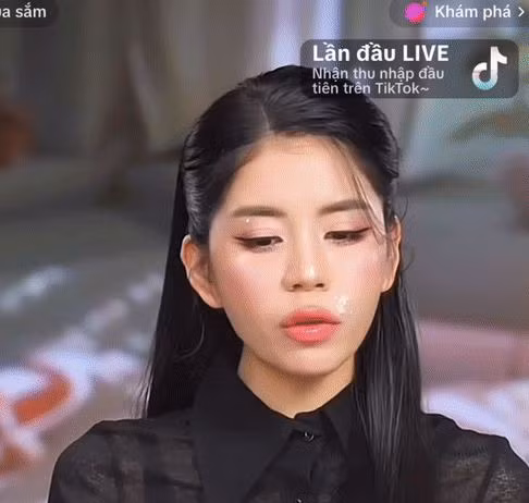 Trong phiên live cách đây ít hôm, Hằng Du Mục xuất hiện với thân hình khá gầy gò, khóe miệng có vét thương, dù đã được che giấu khéo léo vẫn không thể qua mắt được những người luôn theo dõi cô nàng.