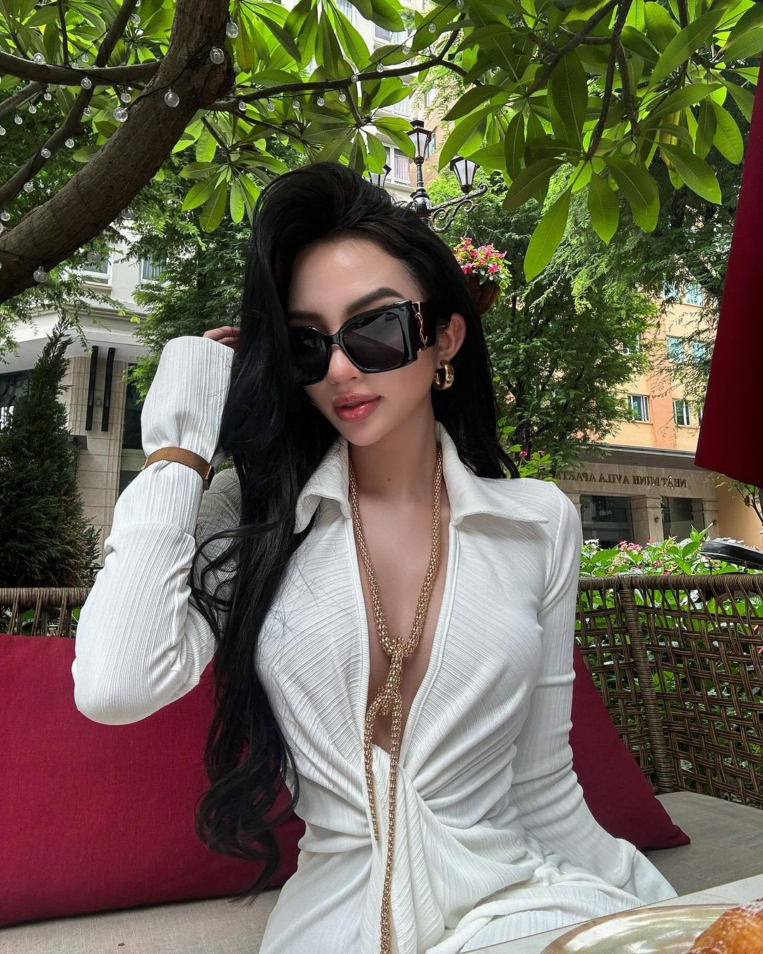 Tuy nhiên, cô nàng được nhận xét hợp với gu thời trang trưởng thành, gợi cảm hơn cả.