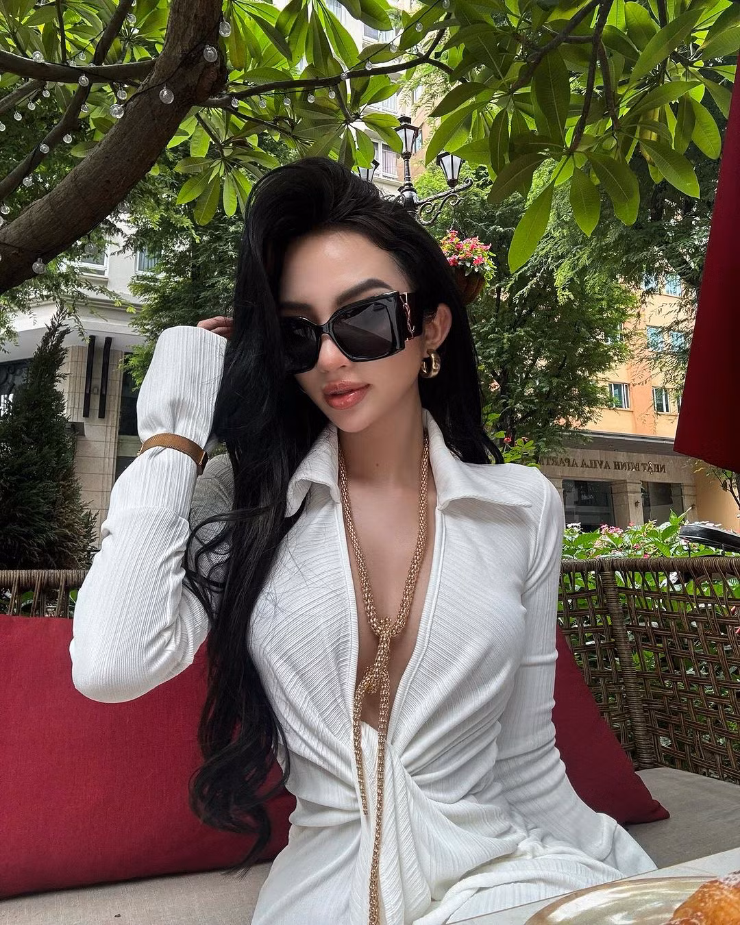 Tuy nhiên, cô nàng được nhận xét hợp với gu thời trang trưởng thành, gợi cảm hơn cả.