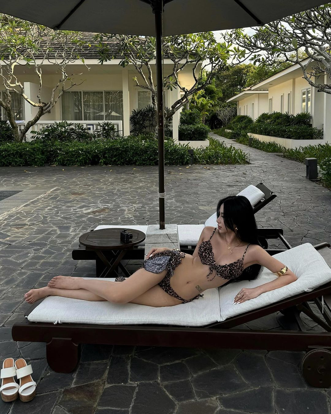 Cô nàng ghi điểm bởi ngoại hình xinh đẹp cùng phong cách cực ngầu nhưng vẫn vô cùng sexy, quyến rũ.