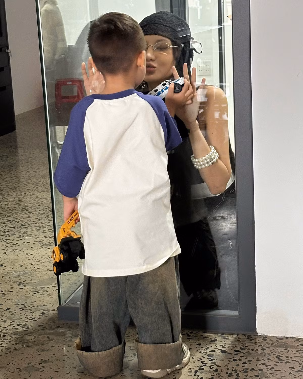 Sau khi biến cố gia đình xảy ra, Lâm Minh hiện đang sống cùng con trai, cô nàng tập trung cho công việc.