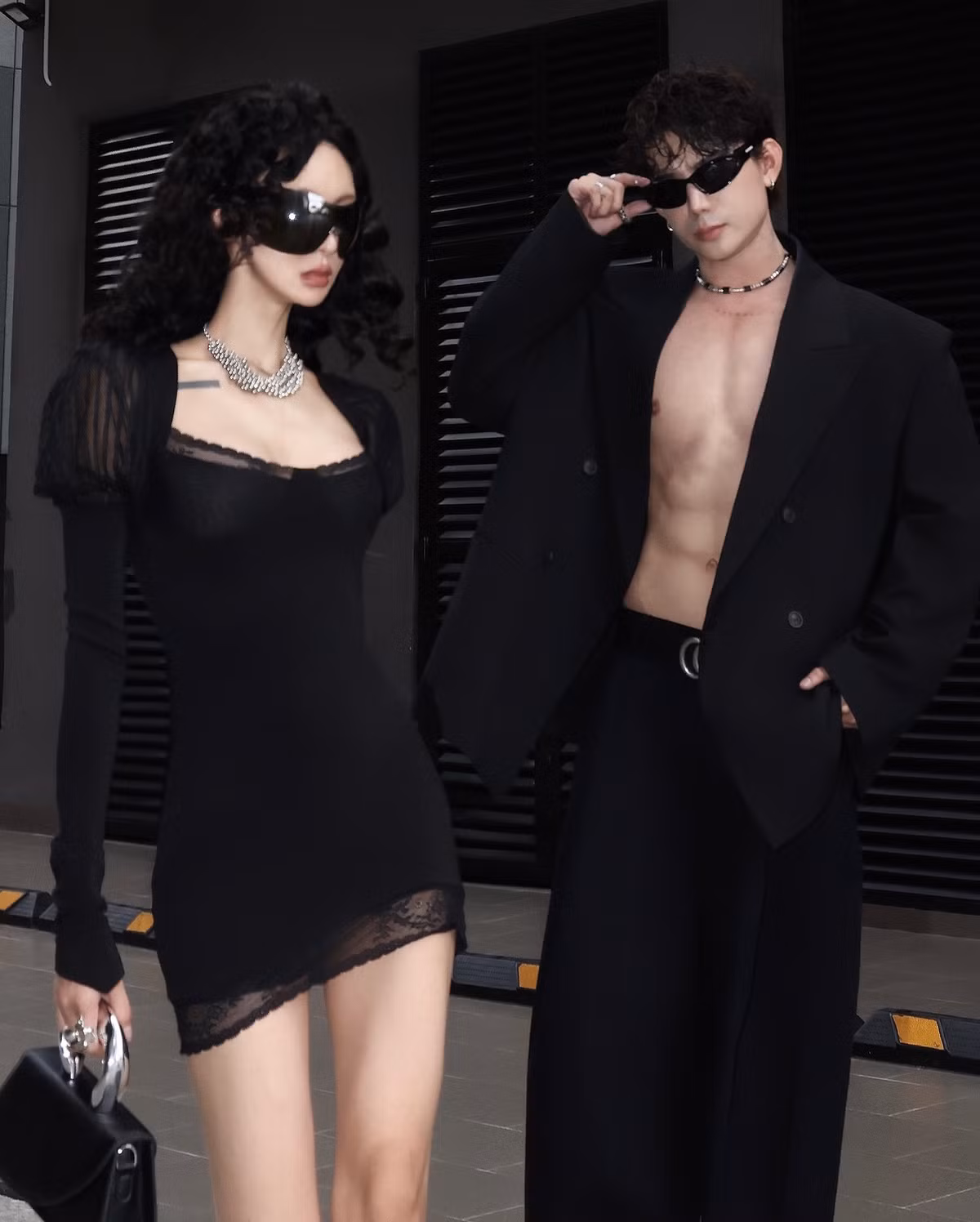 Trong khi Lâm Minh diện váy ngắn khoe vóc dáng cực nuột cùng đôi chân nhỏ nhắn như kiếm Nhật, thì Ty Quang Lê diện set blazer đen không cài cúc, để lộ thân hình 6 múi săn chắc.