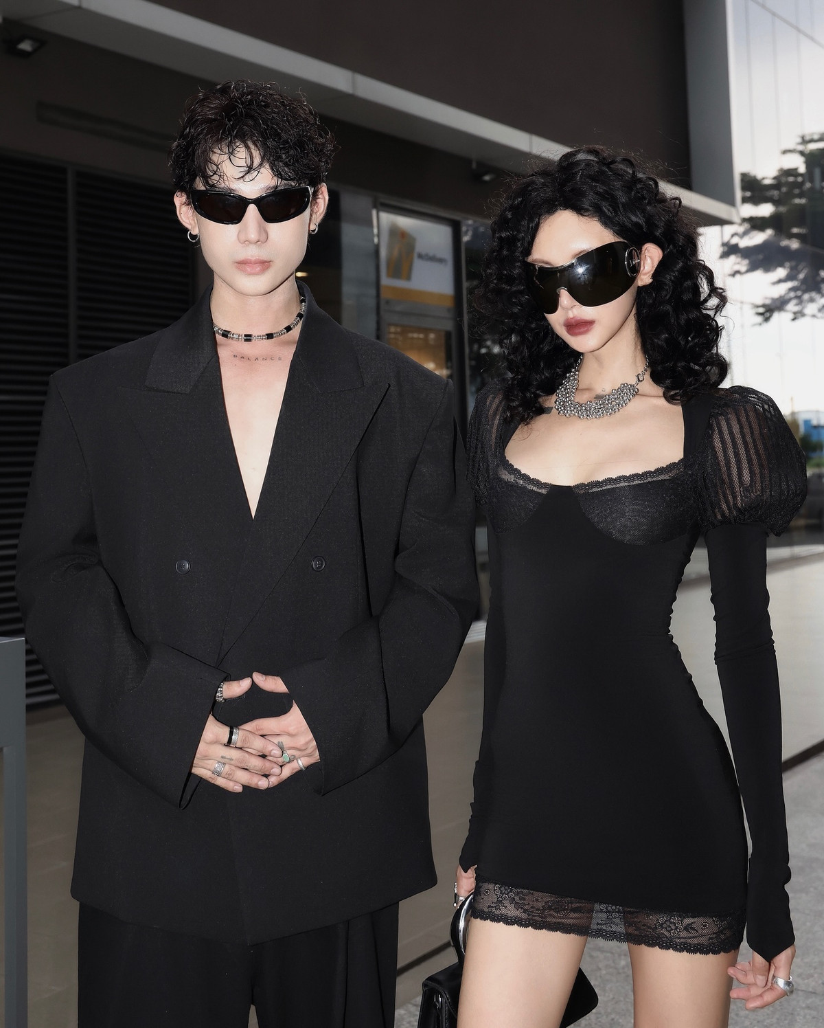 Cả 2 cũng thực hiện 2 concept, concept đầu tiên mang phong cách năng động, khá quậy, còn concept thứ 2 lại mang theo vẻ quyến rũ, vô cùng ngầu.