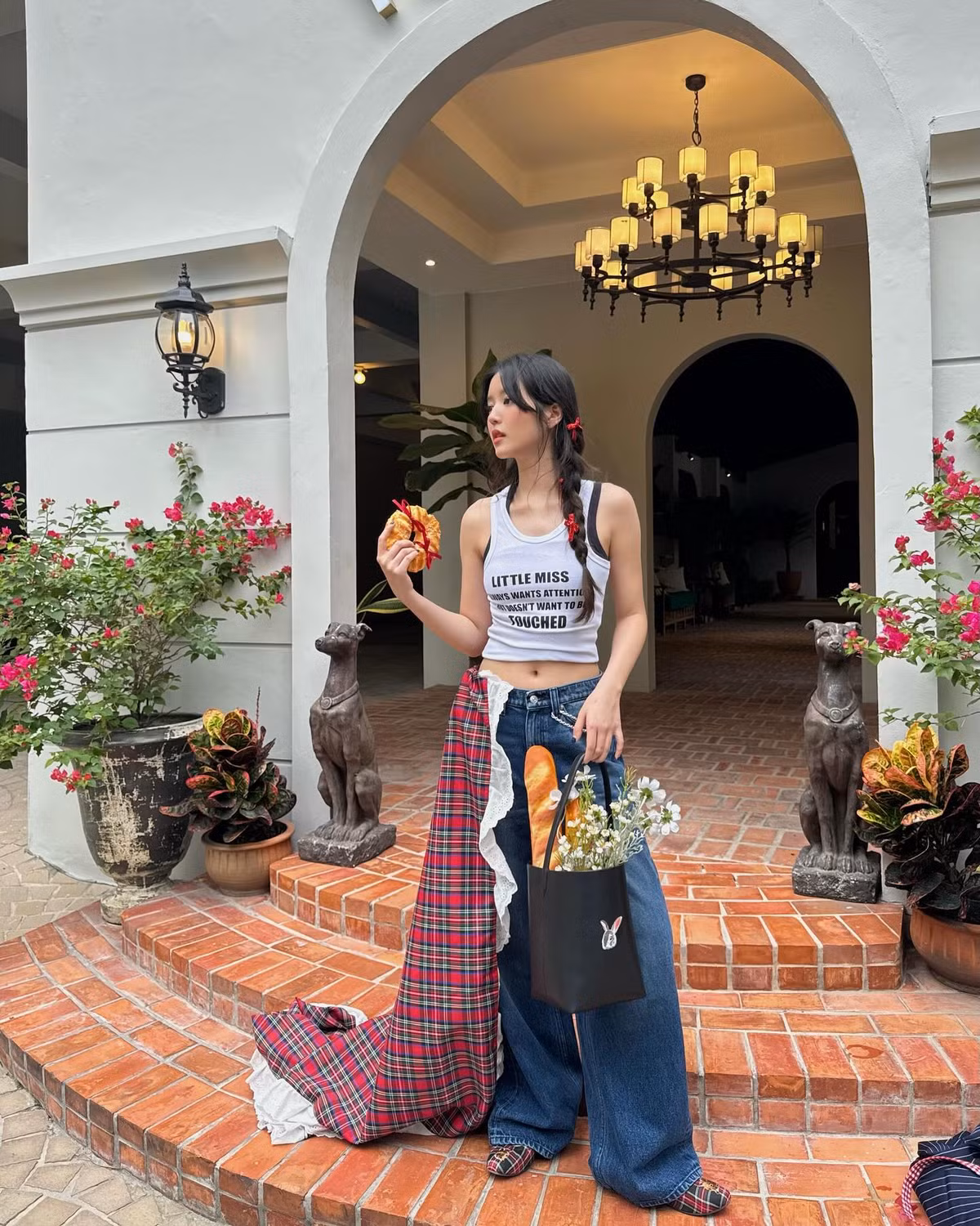 Trên trang cá nhân, cô nàng thường đăng tải những hình ảnh cuộc sống, mỗi lần xuất hiện đều khiến fan thích thú với cách ăn mặc lạ mắt, mix &amp; match cùng những phụ kiện đi kèm khéo léo, ấn tượng. (Ảnh: IGNV)