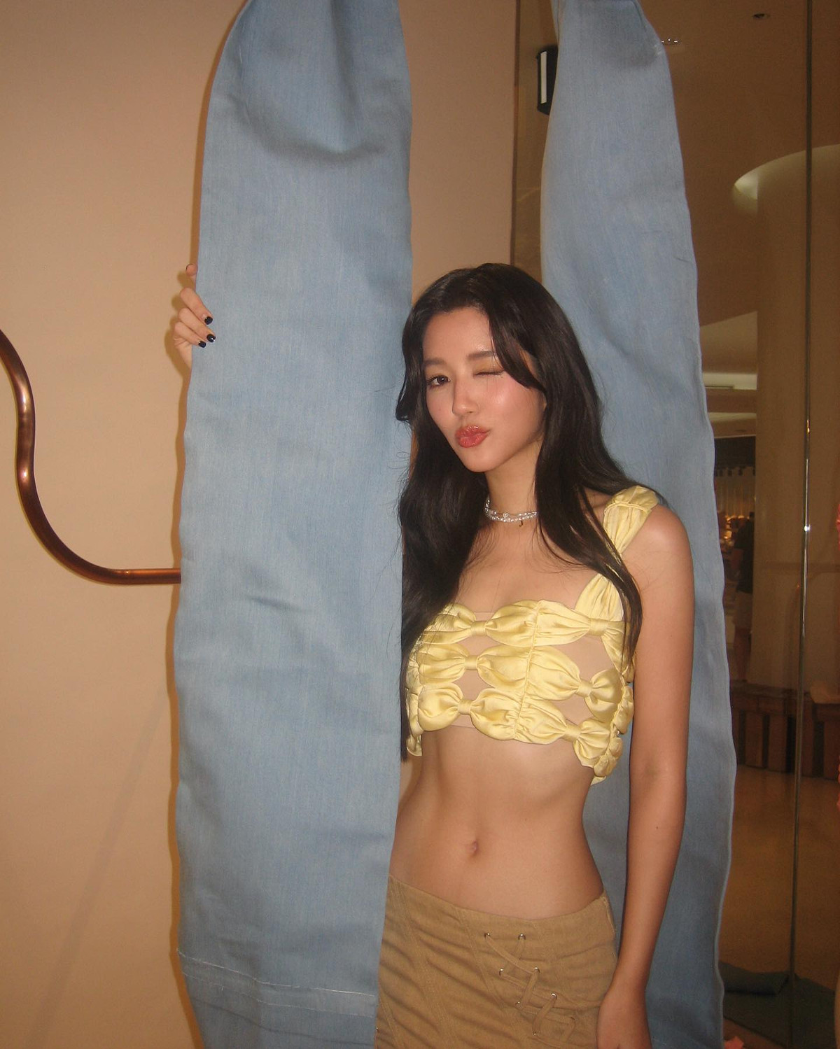 Nhờ có gia cảnh "không phải dạng vừa", Junei được theo học ngôi trường danh giá hàng đầu xứ chùa Vàng Chulalongkorn - nơi quy tụ rất nhiều siêu sao trong giới giải trí như Yaya Urassaya,Win Metawin, Peach Pachara, March Chutavuth...