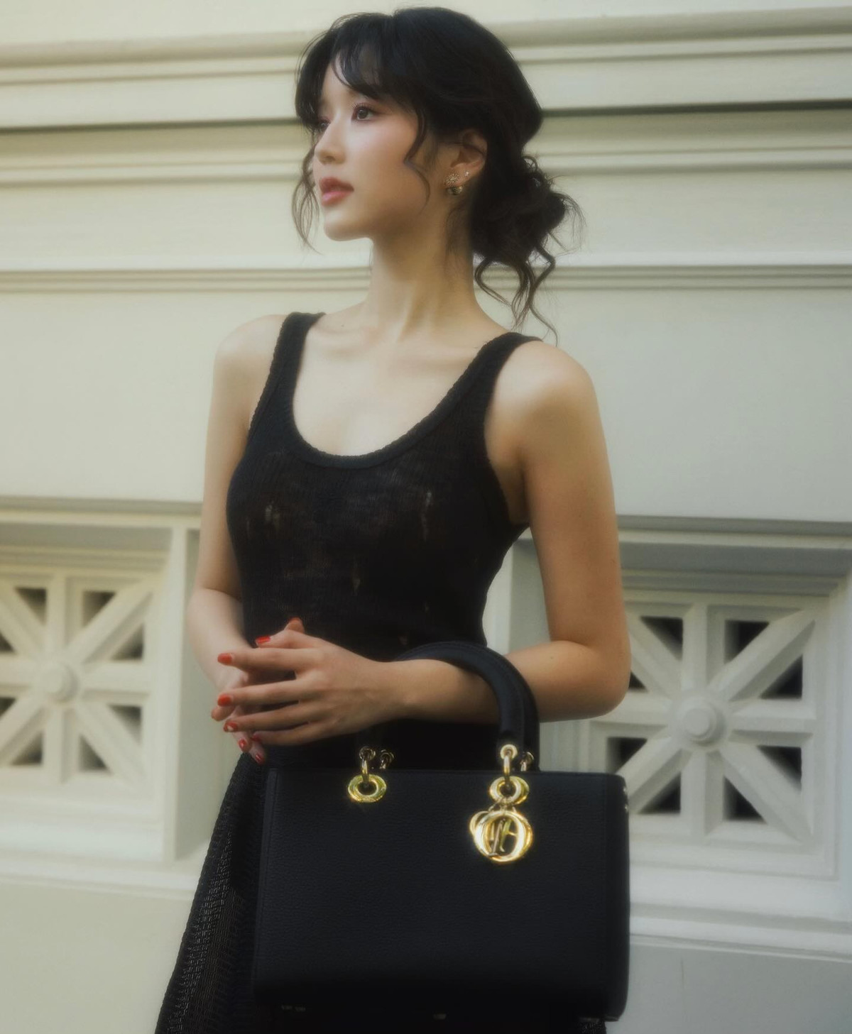 "Nàng thơ" của Mono sở hữu nhan sắc xinh đẹp, mang vibe tiểu thư đài các. Xuất hiện trong những thước phim, cô nàng mang đến cảm giác vừa gần vừa xa, khiến nhiều người phải tò mò về danh tính.