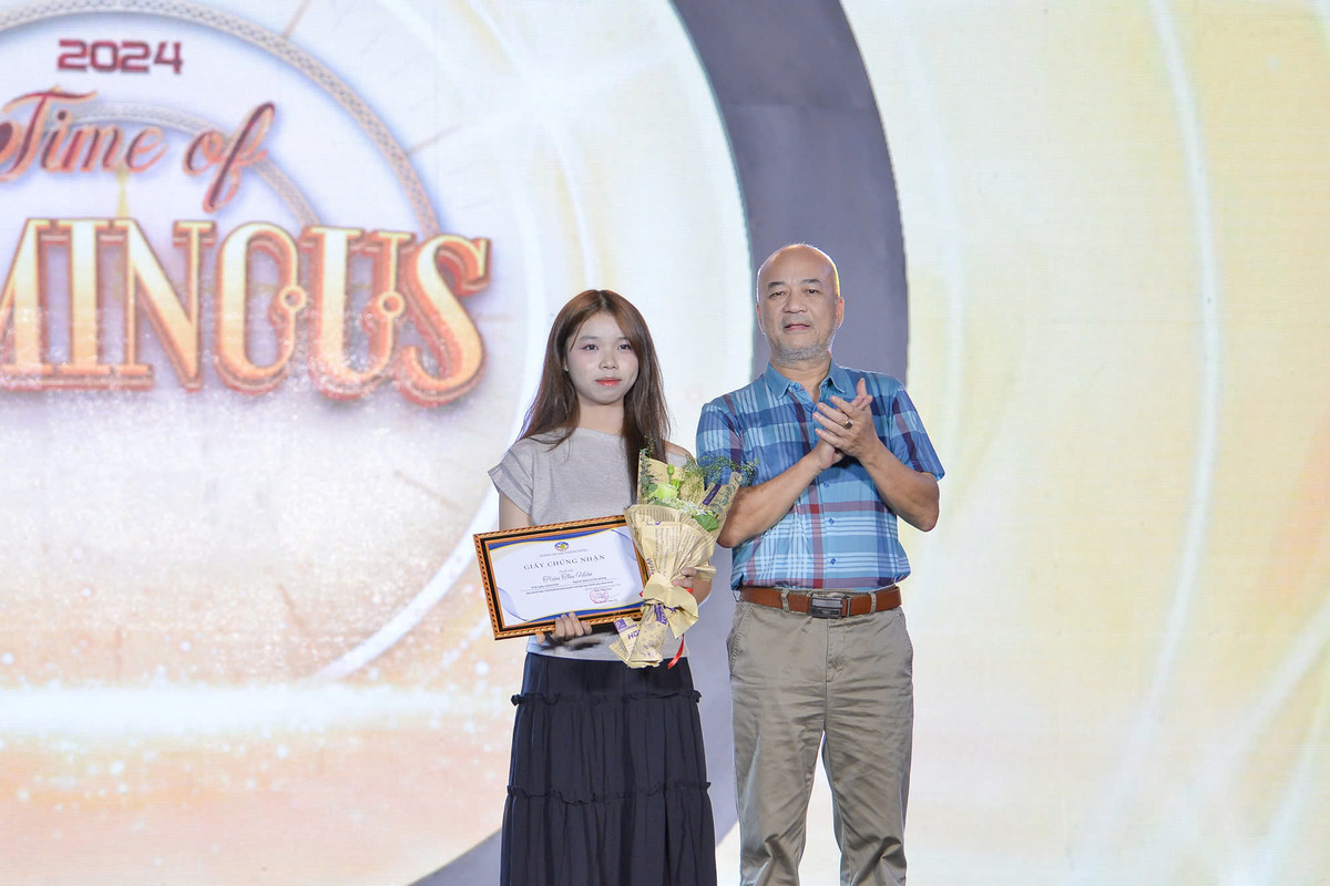 Tại chương trình, đại diện nhà trường trao bằng khen cho thủ khoa đầu vào kỳ thi tuyển sinh đại học chính quy năm 2024, đồng thời trao bằng khen cho sinh viên tiêu biểu năm học 2024.