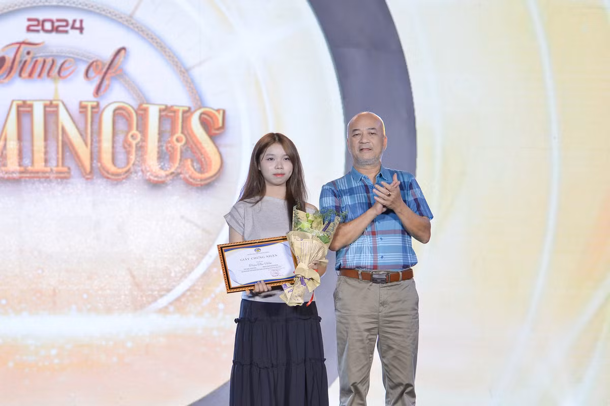 Tại chương trình, đại diện nhà trường trao bằng khen cho thủ khoa đầu vào kỳ thi tuyển sinh đại học chính quy năm 2024, đồng thời trao bằng khen cho sinh viên tiêu biểu năm học 2024.