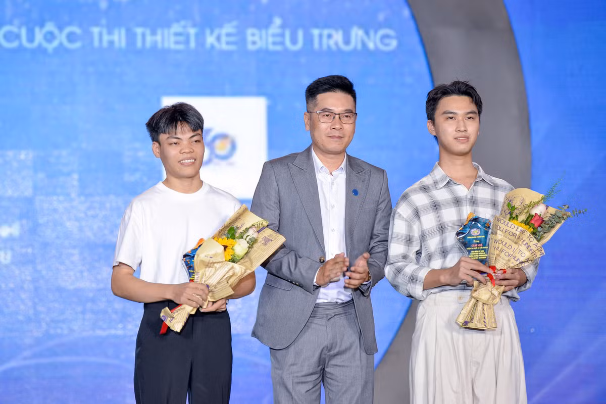 Đồng thời, chương trình cũng đã tìm ra người chiến thắng trong cuộc thi thiết kế logo kỷ niệm 30 năm Đại học Phương Đông.