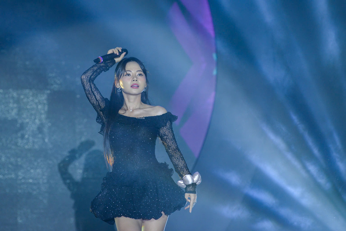 Với những ca khúc đang viral mạnh mẽ trên mạng xã hội mà cô nàng mang đến chương trình, không khí đêm đại nhạc hội bùng nổ hơn bao giờ hết.