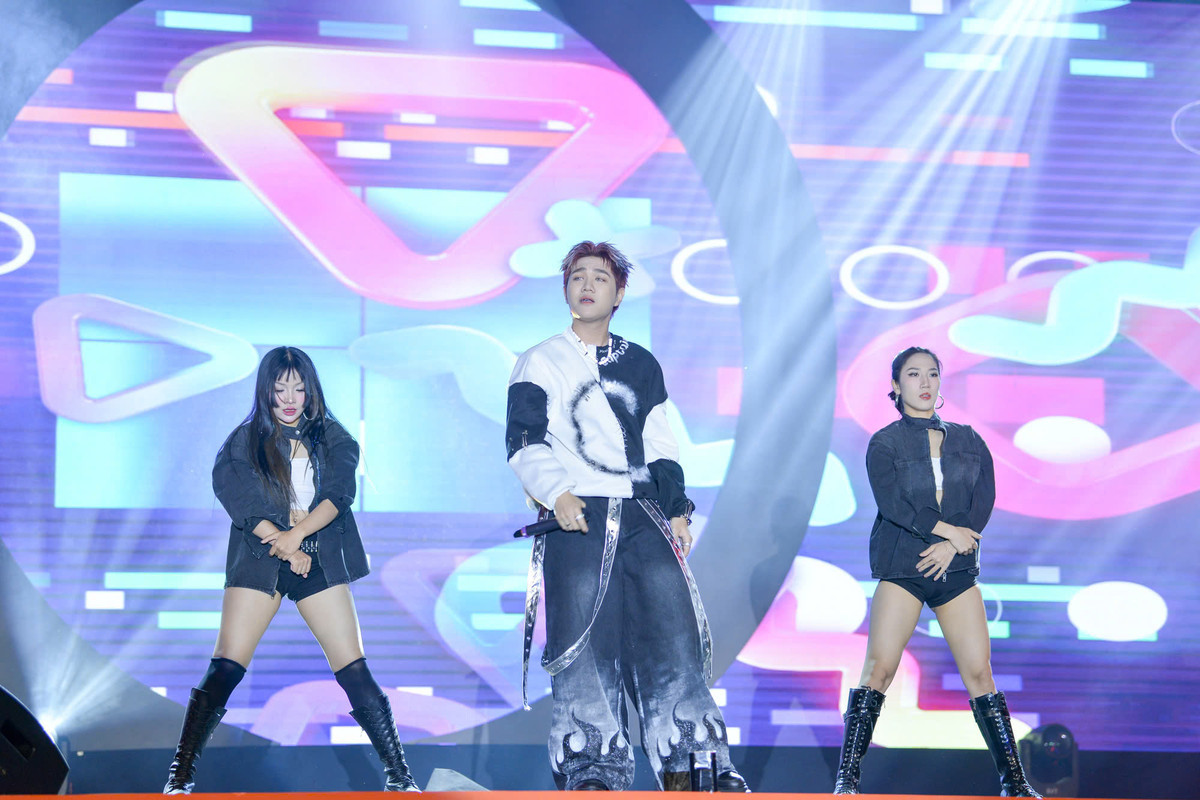 Bên cạnh đó, đêm đại nhạc hội còn có sự xuất hiện của "anh trai" Captain Boy.