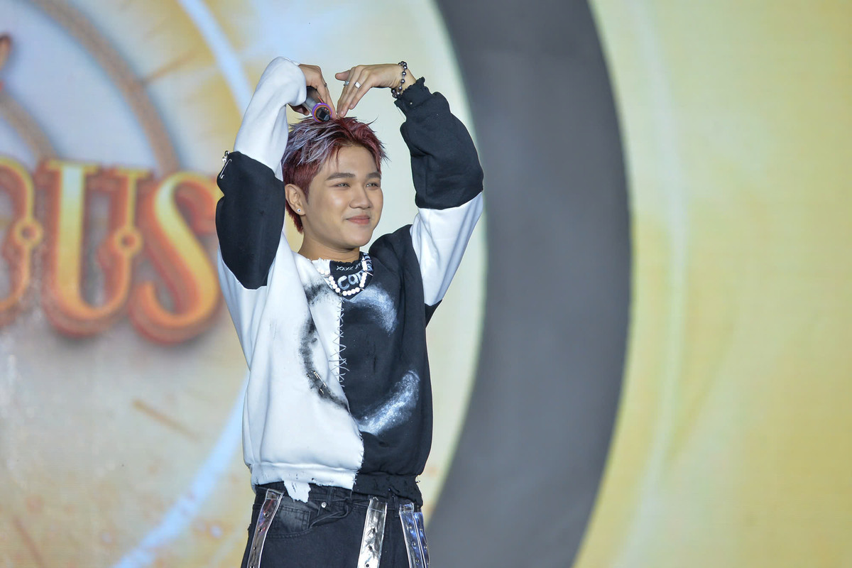 Em út của "Anh trai say hi" với phong cách biểu diễn cuốn hút đã "đốt cháy" cả hội trường.