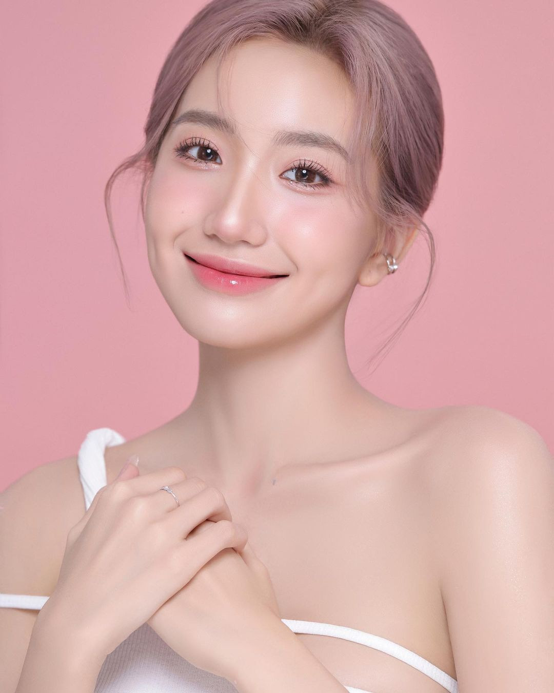 Cô nàng gây ấn tượng từ lâu với vẻ ngoài trong trẻo, ngọt ngào. Dù từng bị nhận nhiều ý kiến do phong cách ăn mặc "ép chín", thế nhưng không thể phủ nhận nhan sắc của cô nàng vô cùng nữ tính, đáng yêu.