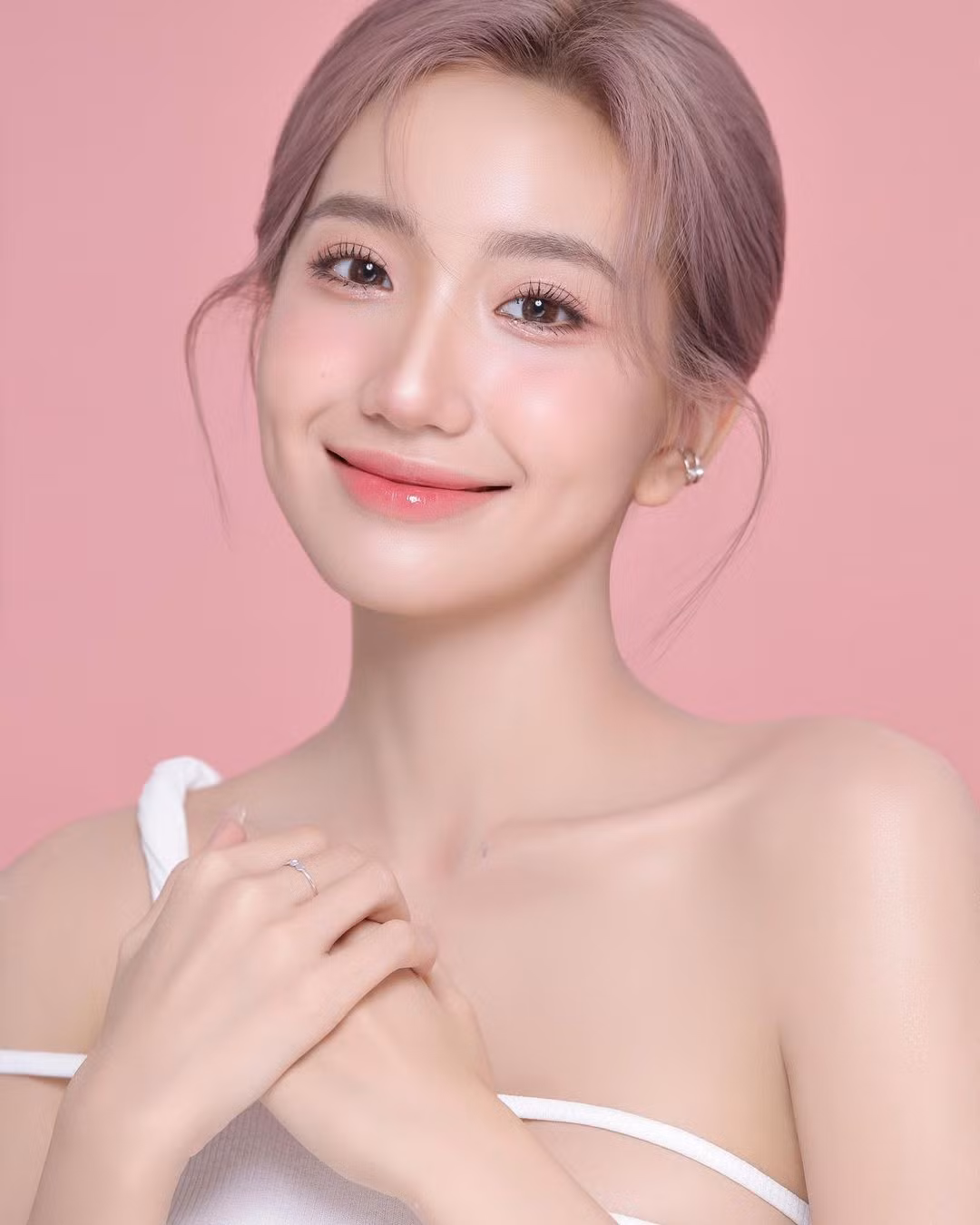 Cô nàng gây ấn tượng từ lâu với vẻ ngoài trong trẻo, ngọt ngào. Dù từng bị nhận nhiều ý kiến do phong cách ăn mặc "ép chín", thế nhưng không thể phủ nhận nhan sắc của cô nàng vô cùng nữ tính, đáng yêu.