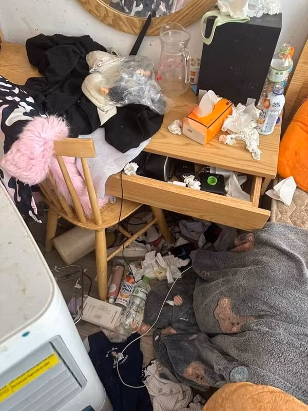 Cảnh tượng nhà vệ sinh đầy kinh hoàng khi ga giường ném bừa bộn, thậm chí bồn cầu còn chưa được xả nước, bàn trang điểm ngập tràn rác là rác.