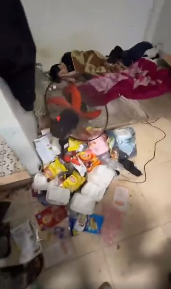 Ở trong góc phòng, 1 nam sinh đang nằm ngủ ngon lành bên đống rác. Nhiều người bày tỏ khó hiểu với cách ăn ở, sinh hoạt của 2 nam sinh này: "Người hay gì ở vậy trời, nhìn thôi đã thấy bốc mùi rồi", "kinh quá, không hiểu ăn ở kiểu gì".