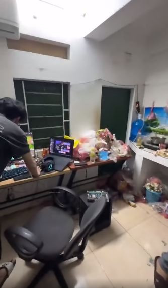 Căn phòng trọ nhỏ vỏn vẹn khoảng mười mấy mét vuông khắp nơi ngập trong rác. Chiếc bàn học phải mất đến 2/3 mặt bàn là ngổn ngang vỏ đồ ăn nhanh, túi bóng đã dùng...