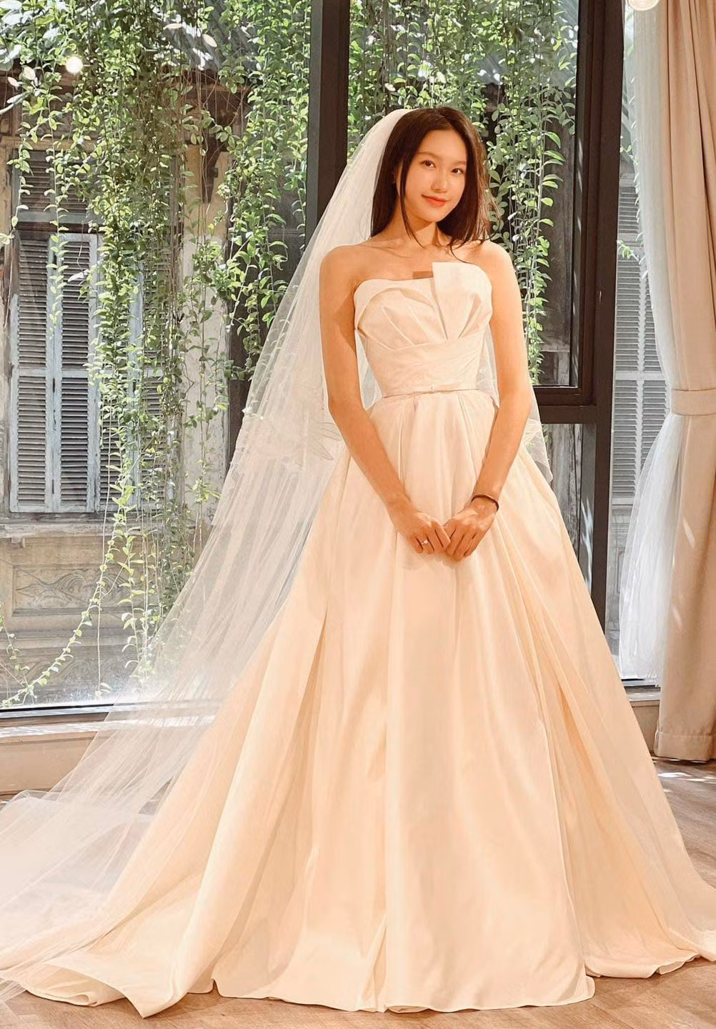 Tháng 11/2023, cả hai làm đám cưới sau 3 năm hẹn hò. Ngày chung đôi của cặp đôi từng thu hút rất nhiều người theo dõi quan tâm.