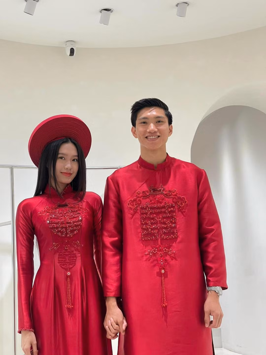 Đoàn Văn Hậu và Doãn Hải My là cặp đôi hot nhất nhì làng bóng đá Việt. Mới đây trên trang cá nhân, Đoàn Văn Hậu vừa đăng tải loạt ảnh Doãn Hải My thử váy cưới. Nhiều người vô cùng thích thú bởi loạt này chưa từng được vợ chồng nam cầu thủ công khai trước đó.