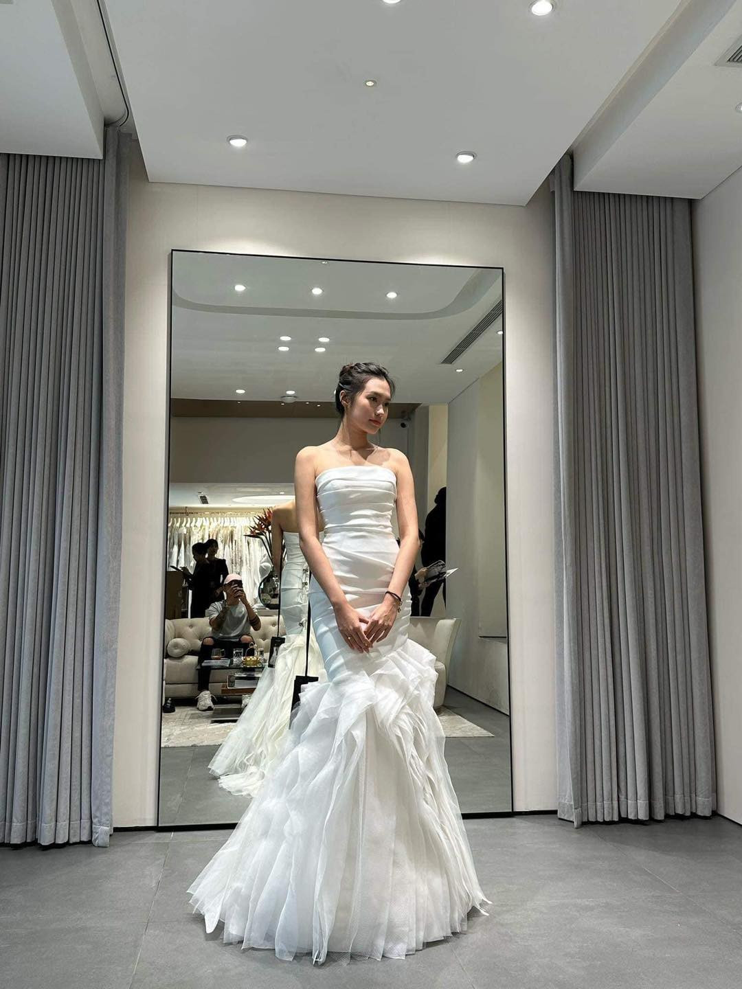 Hải My khoe trọn sắc vóc chỉ qua những tấm ảnh chụp bằng camera thường. Nhờ thân hình chuẩn chỉnh, cô nàng cân được mọi thiết ké váy cô dâu. (Ảnh: IGNV)