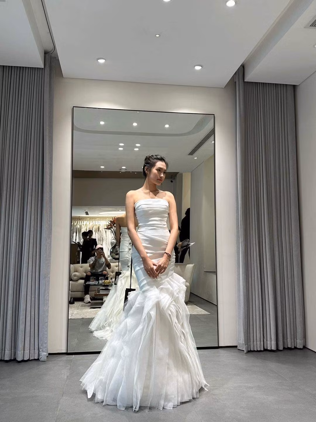 Hải My khoe trọn sắc vóc chỉ qua những tấm ảnh chụp bằng camera thường. Nhờ thân hình chuẩn chỉnh, cô nàng cân được mọi thiết ké váy cô dâu. (Ảnh: IGNV)