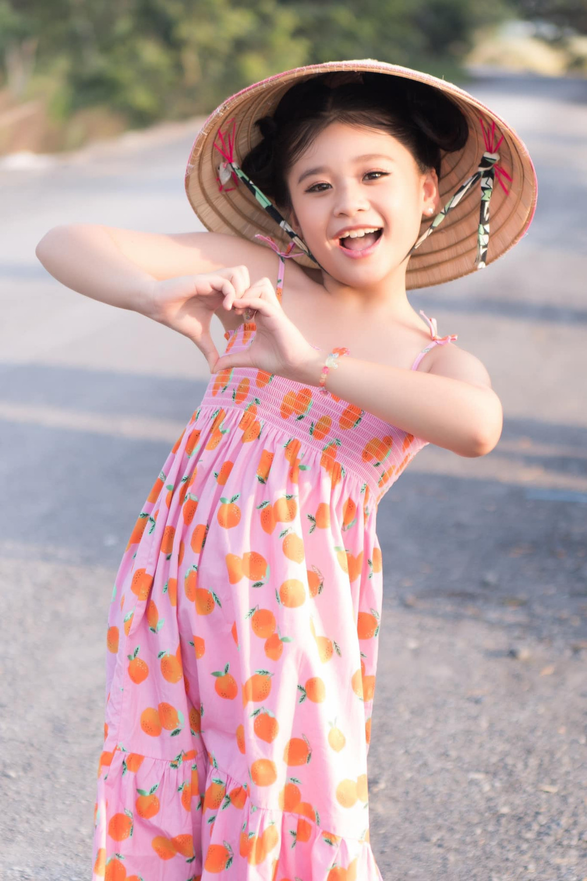 Lâm Nguyễn Minh Vy khá tự tin và bản lĩnh, mẫu nhí được các nhà thiết kế khen ngợi với lối trình diễn dễ thương, gần gũi như một thiên thần. (Ảnh: FBNV)