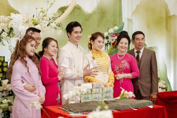 Cùng xuất hiện trong đoạn video ghi lại hình ảnh lễ ăn hỏi, nhan sắc em gái cô dâu (mặc áo hồng) khiến nhiều người chú ý bởi sự xinh đẹp, tươi tắn.