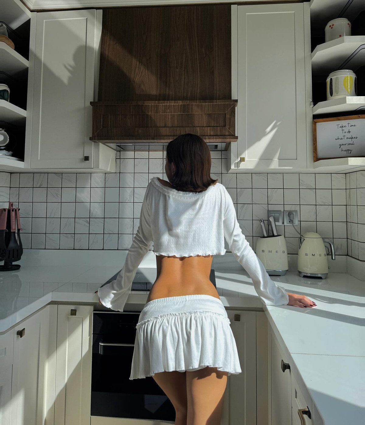 Trong loạt ảnh mới, cô nàng Tiktoker diện set váy trắng ngắn kèm áo ngắn, khoe trọn vòng eo con kiến.