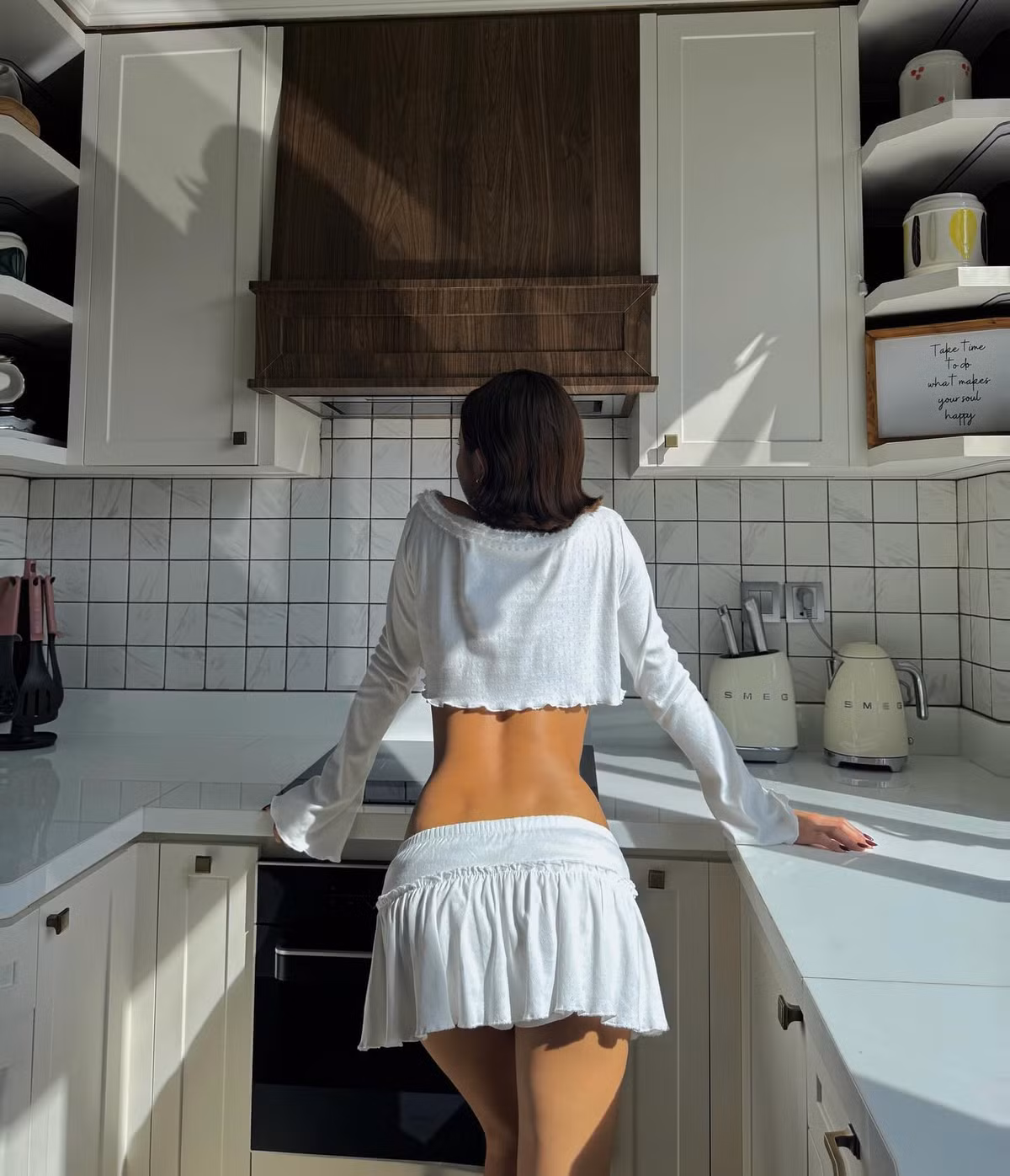 Trong loạt ảnh mới, cô nàng Tiktoker diện set váy trắng ngắn kèm áo ngắn, khoe trọn vòng eo con kiến.