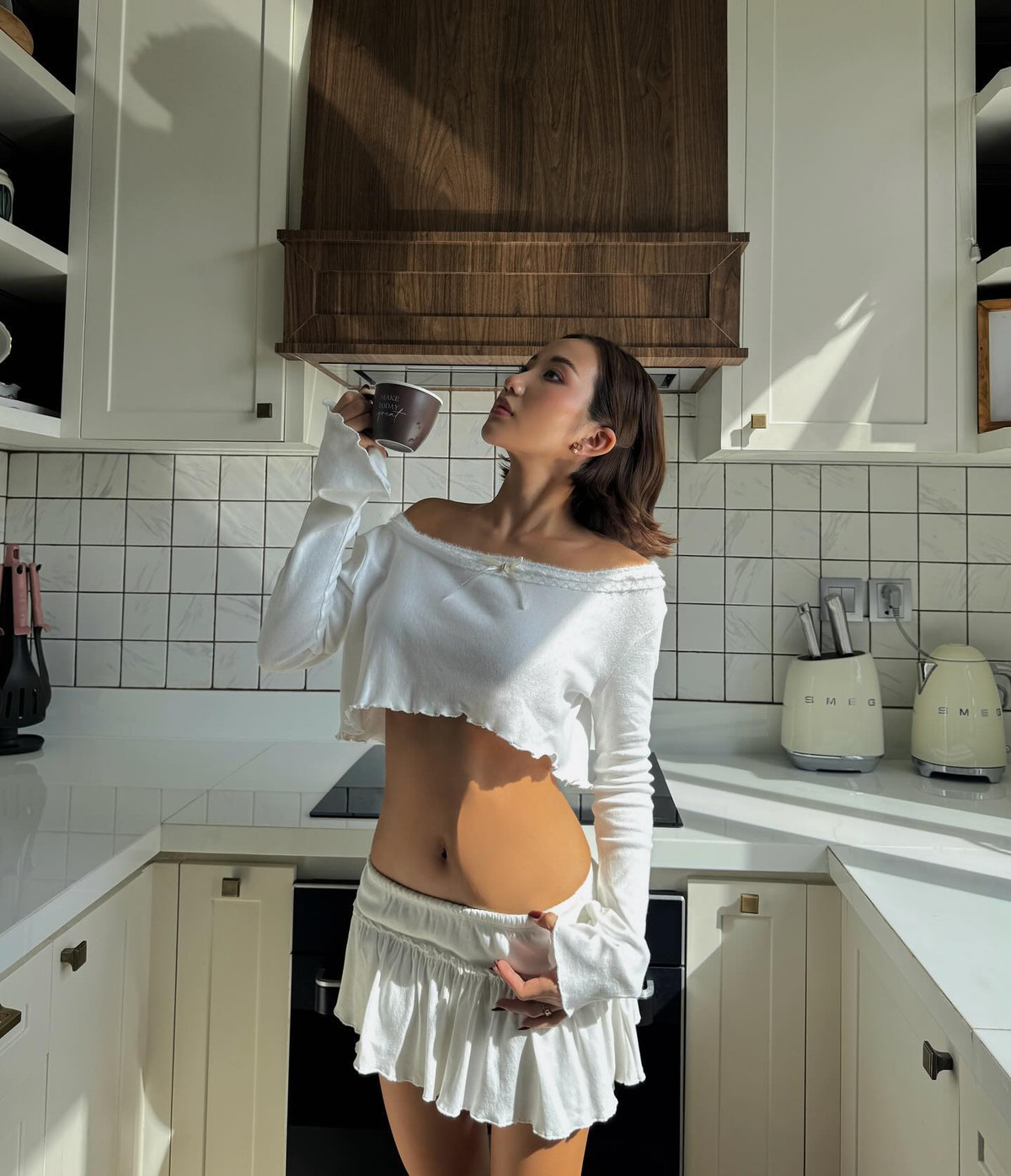 Mới đây, cô nàng xuất hiện với làn da nâu khỏe khoắn khiến nhiều người cho rằng cô nàng đã nhuộm da. Với màu da này, Huyền 2k4 hoàn toàn lột xác khỏi hình tượng ngọt ngào, nữ tính ngày nào mà theo đuổi phong mang hơi hướng phương Tây sắc sảo, quyến rũ.