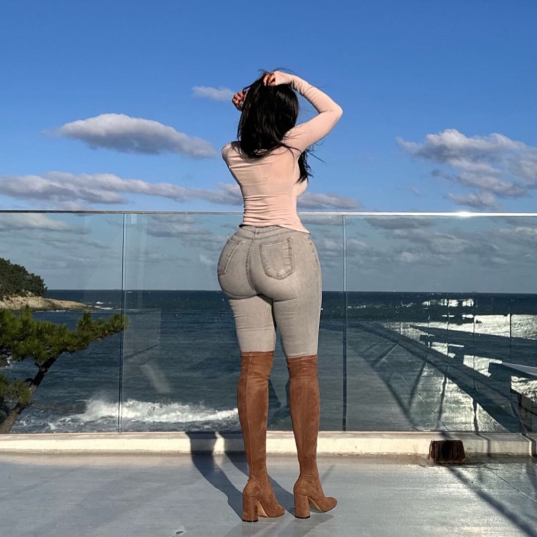 Những bức hình của cô nàng dù không lộ mặt vẫn thu hút mọi sự chú ý, chủ yếu tập trung đổ dồn vào vòng 3 to bất thường.