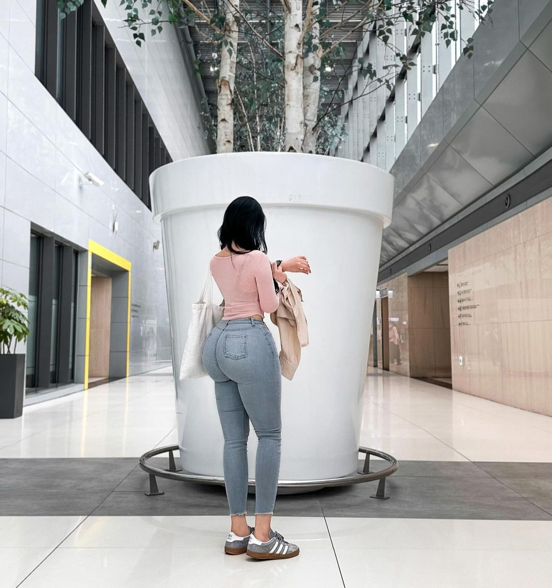 Dù đi chơi, đi du lịch, đi mua sắm, đi tập thể dục hay bất cứ đâu, cô nàng đều có thể thu hút sự chú ý với vòng 3 ngoại cỡ.