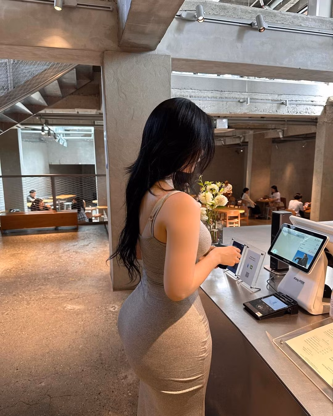 Sở hữu chiều cao 1m68 cùng body gợi cảm, Yuyuhwa thu hút hơn 80.000 lượt theo dõi trên Instagram và 100.000 người trên dõi trên Twitter.