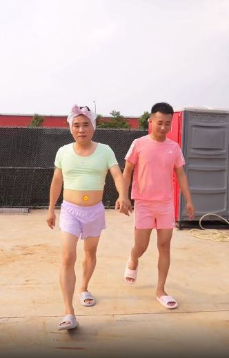 Điều này khiến cho nhiều fan thích thú, bởi team Quang Linh không ngần ngại ăn mặc theo kiểu "không giữ hình tượng": "Anh Linh ơi là anh Linh, xinh gái quá rồi nha", "mấy ông này đáng yêu hết phần người khác, không thèm giữ hình tượng gì đâu".