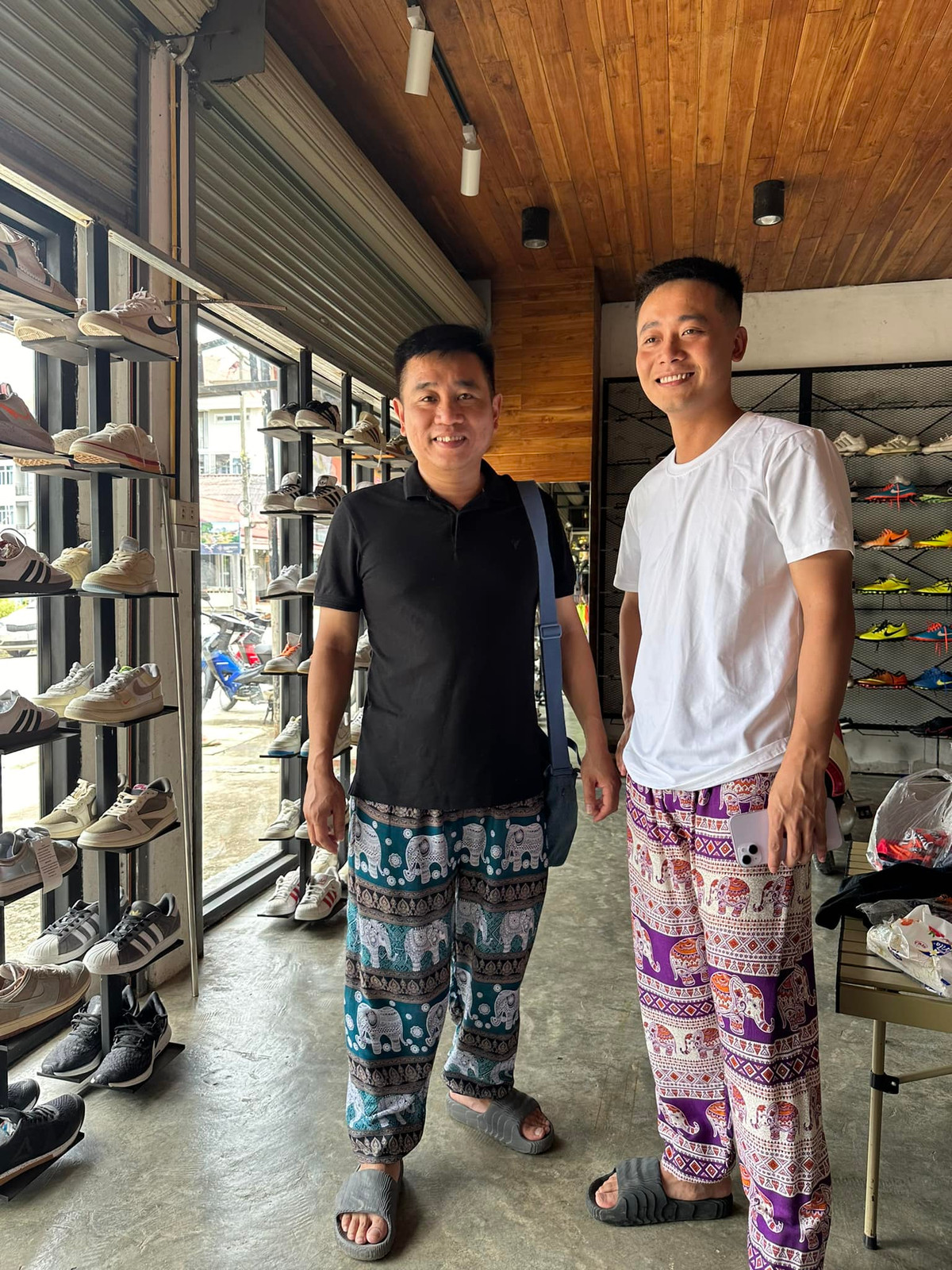 Một lần khác trang phục của Quang Linh trở thành tâm điểm khi xuất hiện. Anh chàng gây bất ngờ khi diện chiếc quần màu tím "mộng mơ". Khoảnh khắc này đã được Tiến Nguyễn chia sẻ với dòng chú thích hài hước: “Em là cứ phải màu tím mới chịu”.